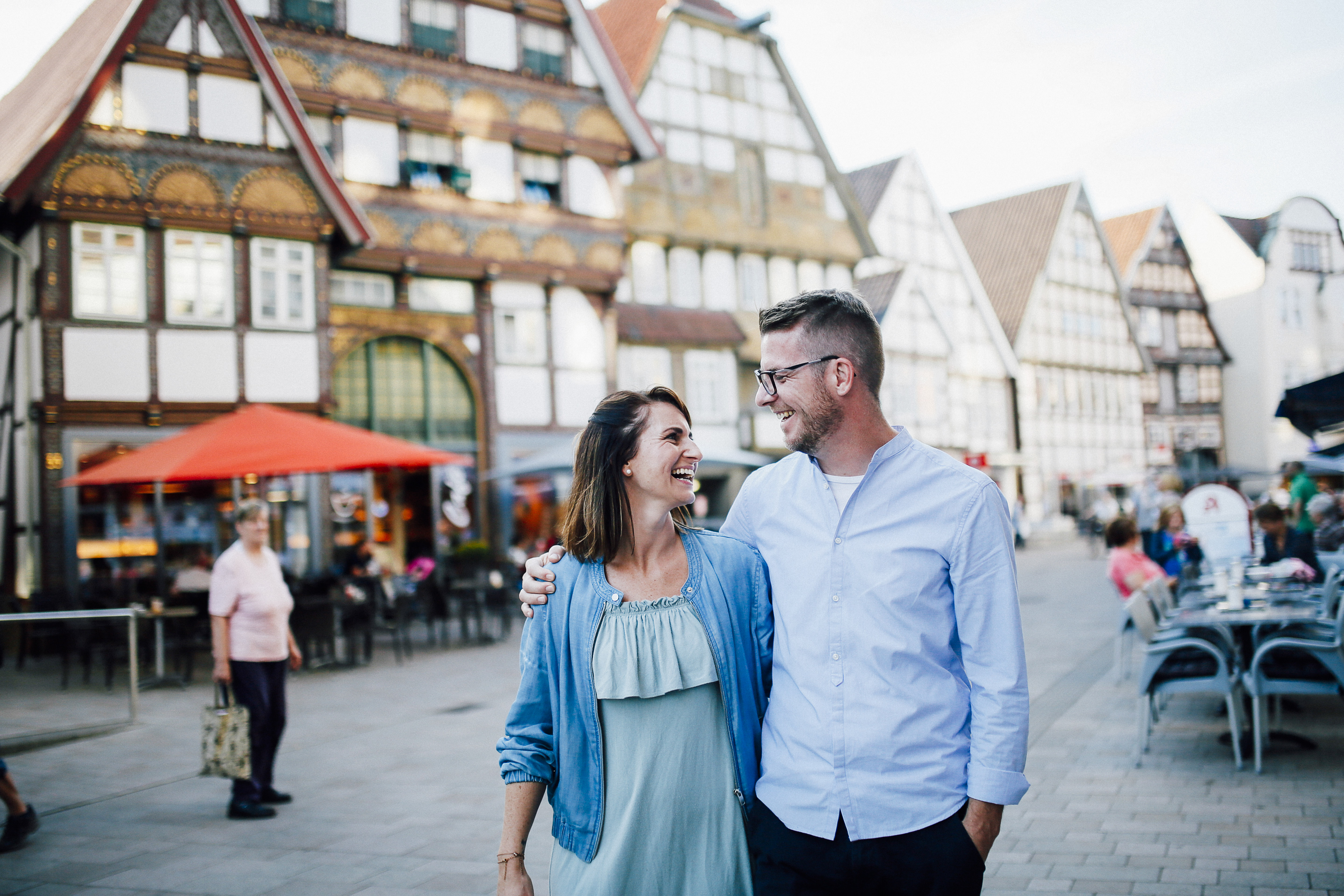 Paar flaniert in der Altstadt von Bad Salzuflen.